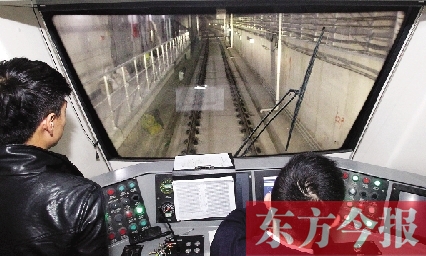 為了地鐵一號(hào)線在年底按期投入試運(yùn)營(yíng)，大家正在緊張調(diào)試