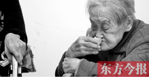 在鄭州惠濟(jì)區(qū)紅樹林老年療養(yǎng)院內(nèi)，一位老人在吃蛋糕