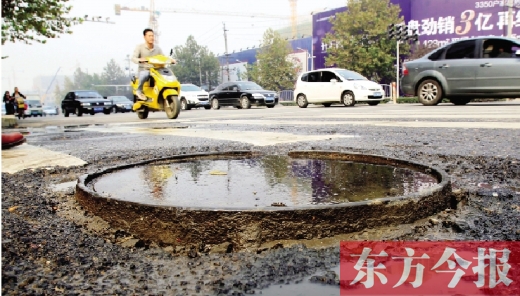 鄭州市航海路與興華南街交叉口當中，一處突出地面的窨井口隨時“伏擊”著粗心的路人