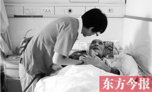 10月11日，鄭州愛(ài)馨養(yǎng)老集團(tuán)。護(hù)工對(duì)老人無(wú)微不至地關(guān)懷照顧