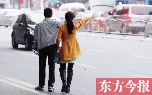 昨日下午5時30分，鄭州市花園路口公交站，一對青年正焦急等車