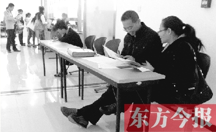 　　10月16日，鄭州市社保中心辦事大廳，新增的桌椅方便了前來辦理手續(xù)的市民