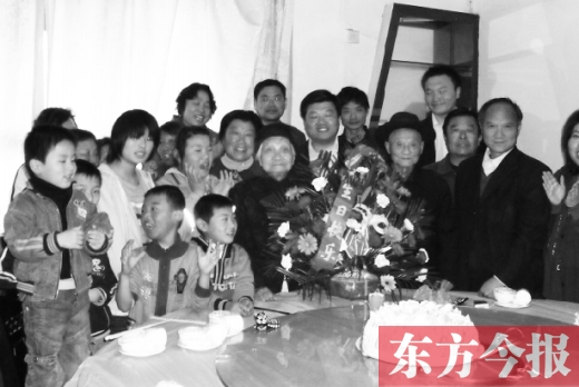 謝云峰、謝韓氏夫婦在生日宴會(huì)上與家人合影　該圖由其家人提供