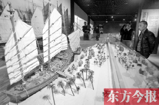 10月19日，大海的方向——西沙華光礁一號(hào)沉船寶藏展在省博物院舉行。圖為一位市民在觀看當(dāng)時(shí)（宋朝）工