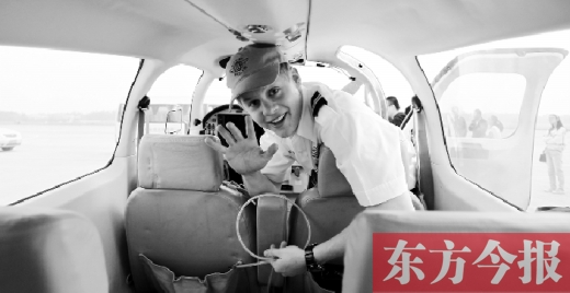 “歡呼”降落鄭州國(guó)際機(jī)場(chǎng)，杰克透過(guò)舷窗向人們打招呼
