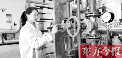 在熱力交換站工作的工人全面檢查設(shè)備準(zhǔn)備按時(shí)向用戶(hù)供暖
