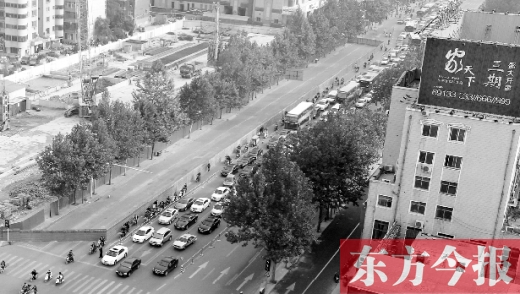 圍擋設(shè)置首日，人們騎車緩慢通行