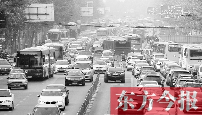昨日下午4點(diǎn)，在花園路與黃河路口附近，車堵成了“一鍋粥”