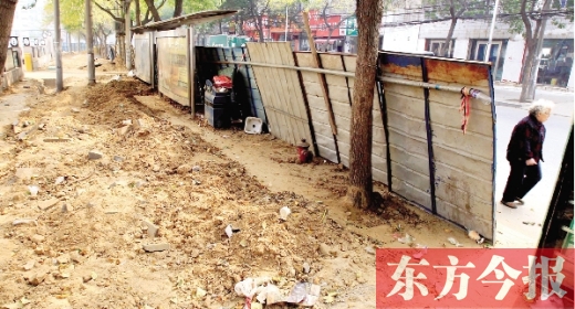 鄭州市紅專路與政七街交叉口，一工地“圍而不動(dòng)”，步行者只好擇路而行