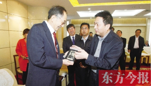 東方今報(bào)社社長(zhǎng)趙國(guó)平（右）向崔琦先生（左）轉(zhuǎn)贈(zèng)一份特殊的禮物，這份禮物東方今報(bào)記者珍藏了15年