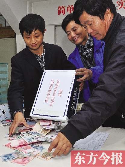 11月2日，鄭州眾多出租車司機(jī)為成都身患重病的的哥鄺德生募捐
