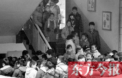 某小學(xué)的學(xué)生走下樓梯放學(xué)。2013年年底前，河南省將掛牌督導(dǎo)覆蓋所有中小學(xué)校。