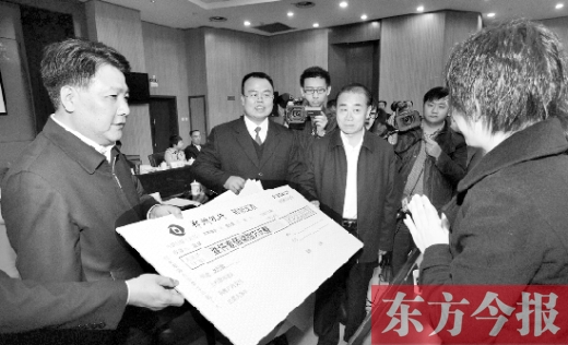 11月5日，省高院院長張立勇（左三）與最高法院執(zhí)行局局長劉貴祥（左一）一起將執(zhí)行款發(fā)放到當事人手中