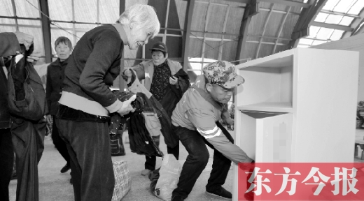 11月5日，孫德坤把棉衣送到今報(bào)的一處“愛有所衣”站點(diǎn)