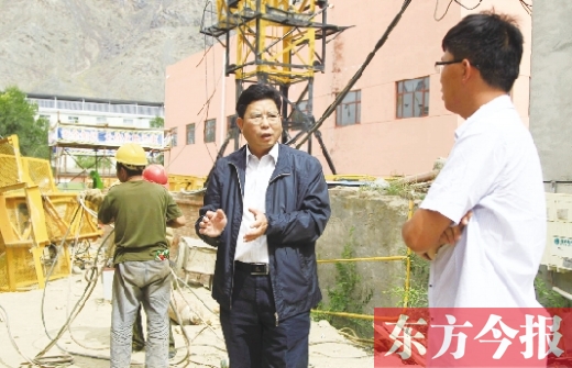 新鄉(xiāng)市援疆前方指揮部指揮長(zhǎng)、伊吾縣委副書(shū)記鄭援越（中）深入一線(xiàn)調(diào)研