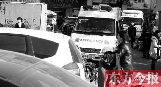 馬路上的機動車越來越多，臨著大路鄭州市第一人民醫(yī)院門口，出急診的救護車常常遭遇堵車