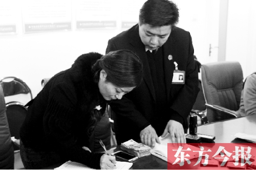 強(qiáng)制執(zhí)行+曝光，讓楊女士（左）拿到補(bǔ)償金
