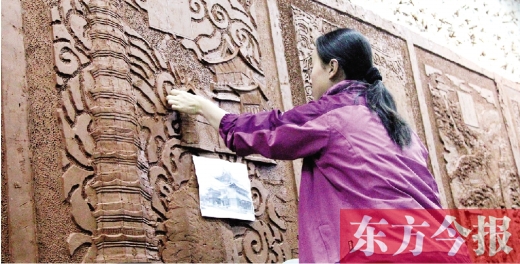 昨天上午，鄭州雕塑壁畫院的藝術(shù)家們正在創(chuàng)作鄭州地鐵文化主題墻的雕塑作品