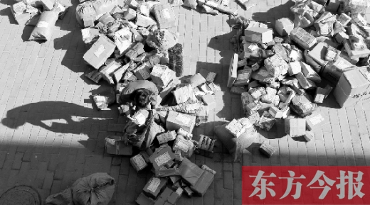 “雙十一”后，快遞員忙著送包裹，連水也不敢喝