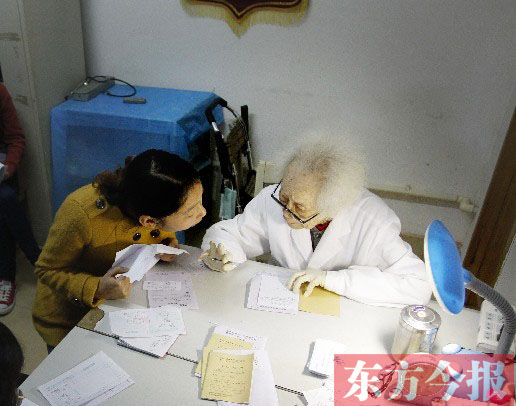 昨日，97歲的“醫(yī)生奶奶”胡佩蘭在給患者看病