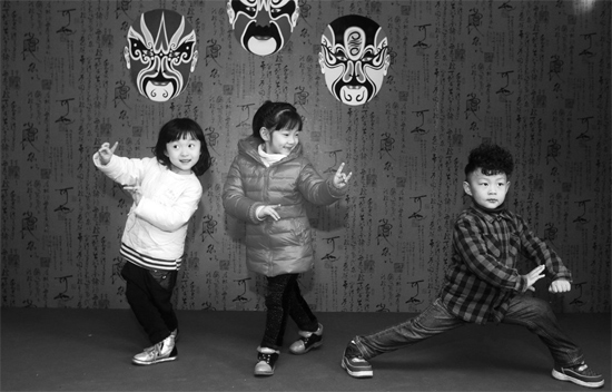 11月19日，鄭州市銘功路小學(xué)的金名劇場(chǎng)