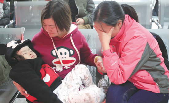 昨日，9時35分，堅守在手術(shù)室外的嘟嘟在媽媽懷里睡著了，因被眼前的真情觸動，今報記者趙丹流下了眼淚
