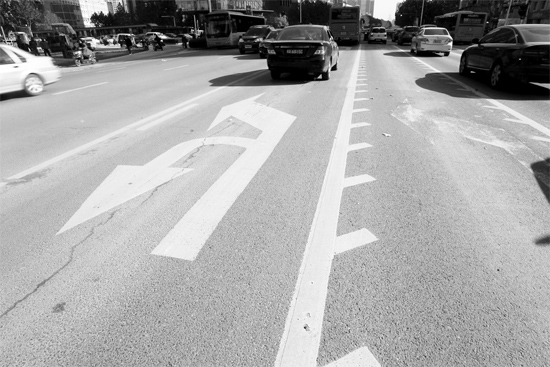 昨日，鄭州市金水路未來路口的“魚刺”車道，好多司機(jī)不知道咋走