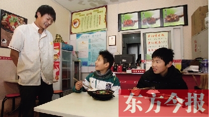 11月30日，鄭州市81中的兩位學生用勞動為自己掙了一頓中午飯，心里很高興