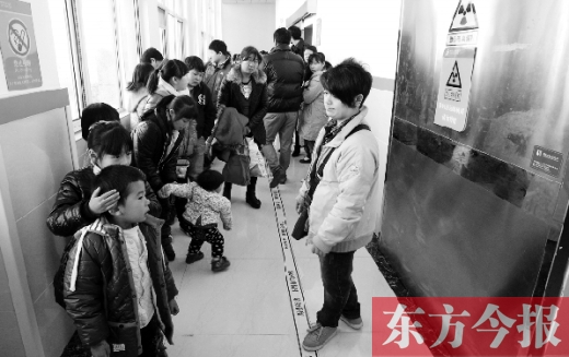 11月30日上午，星星等20余名“袖珍人”到鄭州市兒童醫(yī)院進(jìn)行骨齡測(cè)定