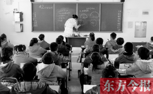 一位老師在給學(xué)生們上課。近日，教育部發(fā)布規(guī)定，再次強(qiáng)調(diào)“師德紅線”