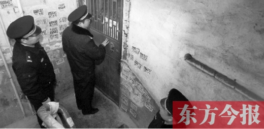 12月3日，鄭州市隴海路。執(zhí)法人員欲進(jìn)入一戶未辦狗證的居民家中，強(qiáng)行將狗帶走