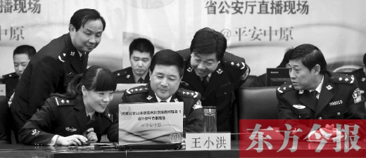 省公安廳廳長王小洪（中）和微博網(wǎng)友在進(jìn)行交談，發(fā)現(xiàn)問題現(xiàn)場馬上解決