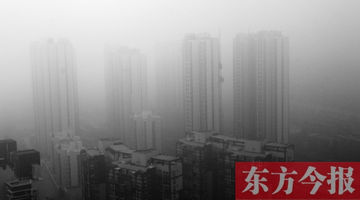 昨天早上，鄭州氣象臺發(fā)布大霧紅色預(yù)警，在霧霾籠罩下，鄭州市區(qū)的高樓大廈隱約可見