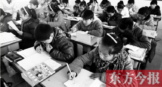 一所學(xué)校的學(xué)生們?cè)谏险n中。鄭州、新鄉(xiāng)成為國(guó)家中小學(xué)教育質(zhì)量綜合評(píng)價(jià)改革實(shí)驗(yàn)區(qū)