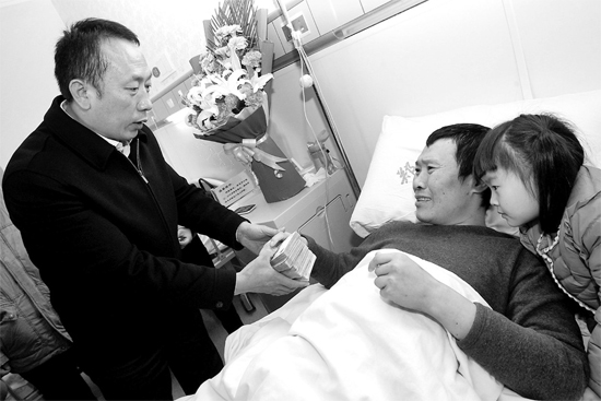黃久生把五萬元現(xiàn)金送到李剛的病房內