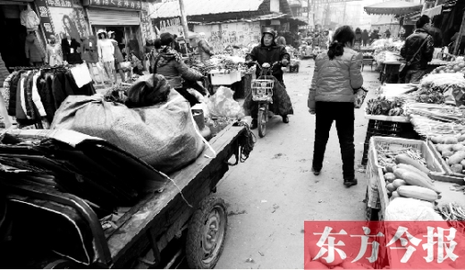 和所有的都市村莊一樣，老鴉陳也充滿著形形色色的人，窄窄的巷子因占道經(jīng)營(yíng)變得更加狹窄