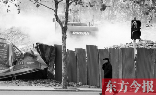 昨日，鄭州市未來(lái)路與緯四路交叉口一工地施工不除塵，加重了空氣污染
