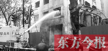 昨天早上8點(diǎn)半，鄭州市農(nóng)業(yè)路一拆遷工地，用兩臺(tái)噴水車噴水除塵，有效地阻止了施工揚(yáng)塵