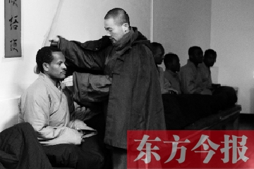 少林功夫講究禪武合一，坐禪當然少不了,別看就是坐坐，姿勢都要師傅教