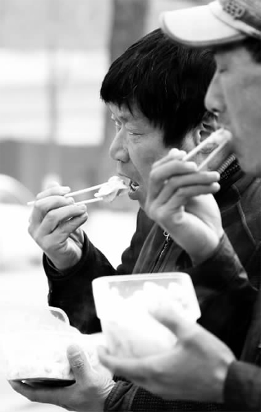 昨天，幾十名網(wǎng)友響應(yīng)王孝力的號召，送餃子給鄭州市南陽路立交橋下的務(wù)工人員