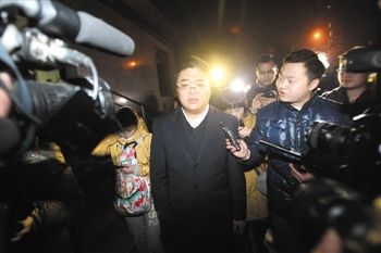 1月15日，重慶，庭審結(jié)束，張貴英的辯護(hù)律師接受媒體采訪。