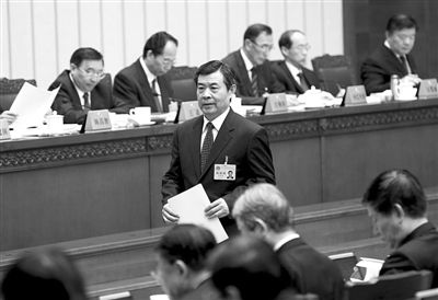 昨日，《消費(fèi)者權(quán)益保護(hù)法》修正案草案首次提交全國(guó)人大常委會(huì)審議，全國(guó)人大常委會(huì)法制工作委員會(huì)主任李適時(shí)作關(guān)于消費(fèi)者權(quán)益保護(hù)法修正案草案的說(shuō)明。