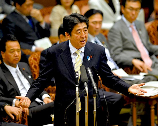 23日，安倍在參議院預(yù)算委員會(huì)發(fā)表講話。