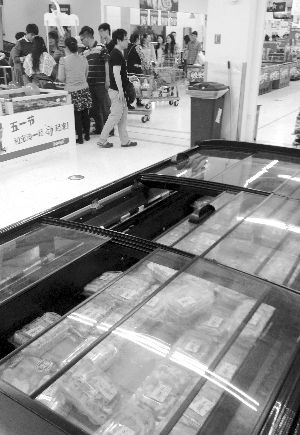 新街口某超市羊肉卷柜臺(tái)無人問津。