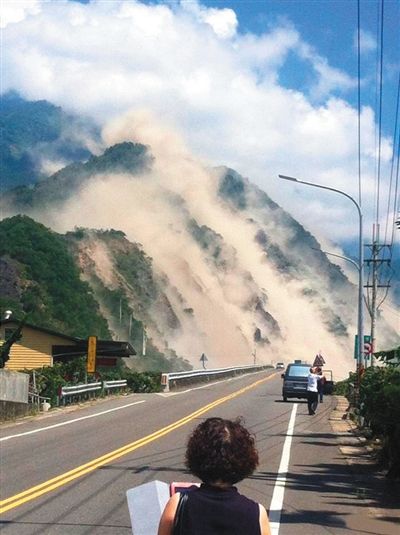 地震造成大面積山崩。網(wǎng)絡(luò)截圖