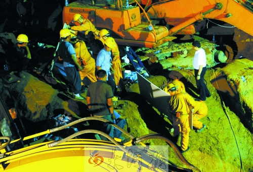 連夜趕來(lái)的新密救援隊(duì)展開(kāi)營(yíng)救 連夜趕來(lái)的新密救援隊(duì)展開(kāi)營(yíng)救