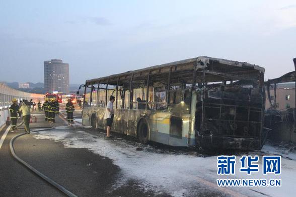 　　這是6月7日拍攝的廈門高架路上的快速公交起火事故現(xiàn)場(chǎng)。新華社發(fā)