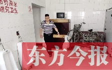 男廁中擺放的電視機(jī)、柜子、自行車等物品