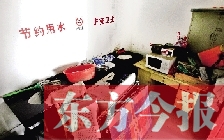 廁所進(jìn)門中廳，擺放著灶臺(tái)、餐桌、床鋪等，乍一看像個(gè)客廳
