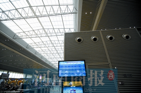 　鄭州東站三樓候車大廳，雖然空調(diào)處有涼風(fēng)吹出，但陽光通過頂棚照進(jìn)，導(dǎo)致整個大廳的空調(diào)制冷效果不明顯